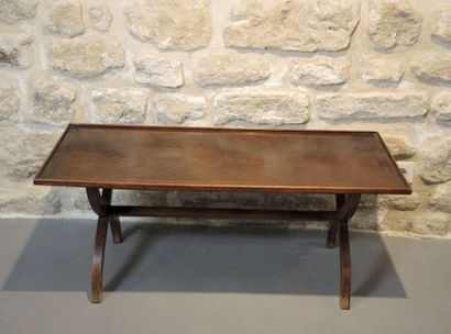 TABLE BASSE Table basse de forme rectangulaire en bois verni