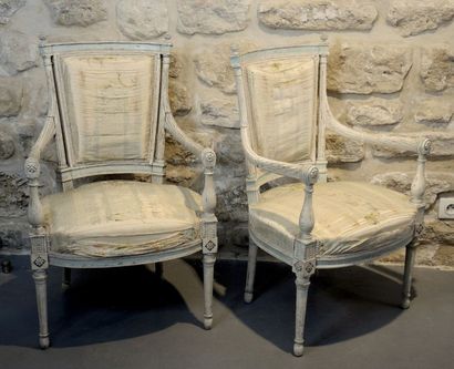 PAIRE DE FAUTEUILS CABRIOLET Paire de fauteuils en bois mouluré et sculpté laqué...