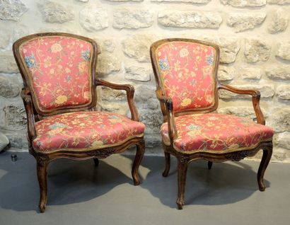 FAUTEUILS CABRIOLET EPOQUE LOUIS XV Paire de fauteuils en bois naturel mouluré et...