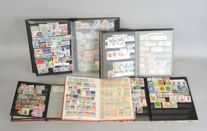 PHILATELIE Lot de 5 albums de timbres FRANCE et ETRANGER XXème siècle