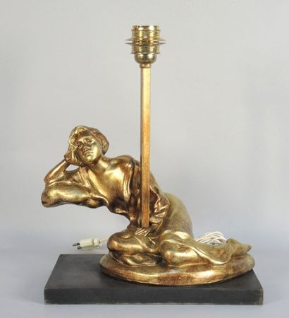 PIED DE LAMPE Pied de lampe en métal doré figurant une femme signé "HEATH AUSTIN...