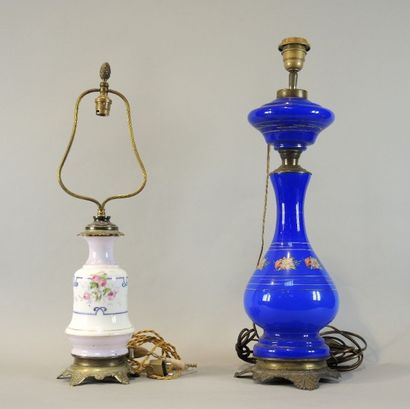 ENSEMBLE DE LAMPES Ensemble de 2 lampes en porcelaine à décor floral montées à l'électricité,...