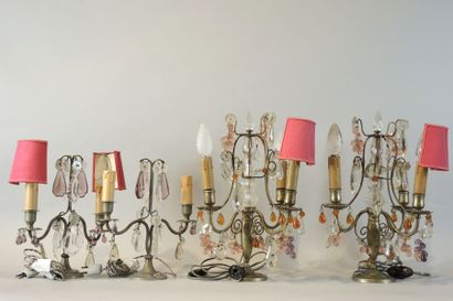 ENSEMBLE DE PIEDS DE LAMPES Deux paires de pieds de lampes en laiton et pampilles...