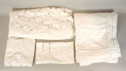LINGE ANCIEN Lot de nappes et serviettes, napperons en coton ajouré.


(tâches)