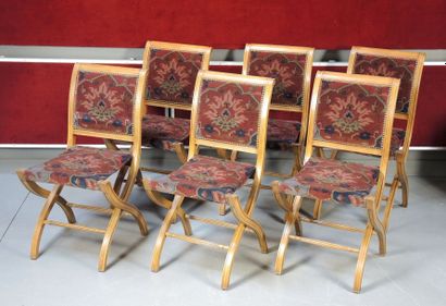 SUITE DE SIX CHAISES Suite de 6 chaises pliantes en bois naturel garniture de ti...