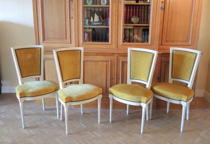 SUITE DE 4 CHAISES Suite de 4 chaises en bois sculpté laqué blanc, pieds fuselés...