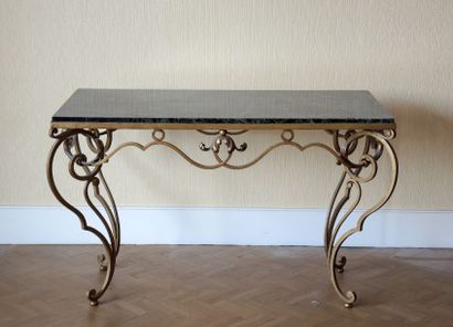 TABLE BASSE Table basse de forme mouvementée en fer forgé doré.


Dessus de marbre...