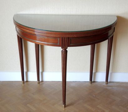 TABLE DEMI-LUNE Table demi-lune en bois naturel, filets de laiton


Style Louis XVI....