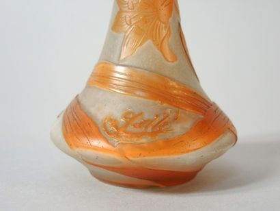Établissements GALLÉ (1904-1936) Vase soliflore en verre double, à col cintré et...