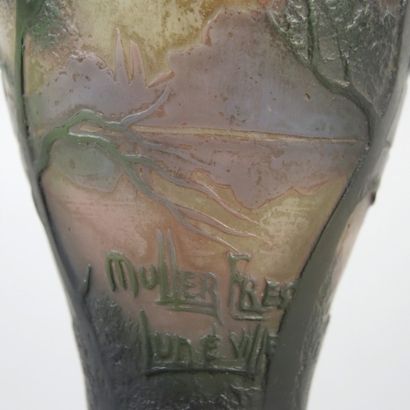 MULLER FERES - LUNEVILLE Petit vase sur piédouche en verre multicouche à décor dégagé...