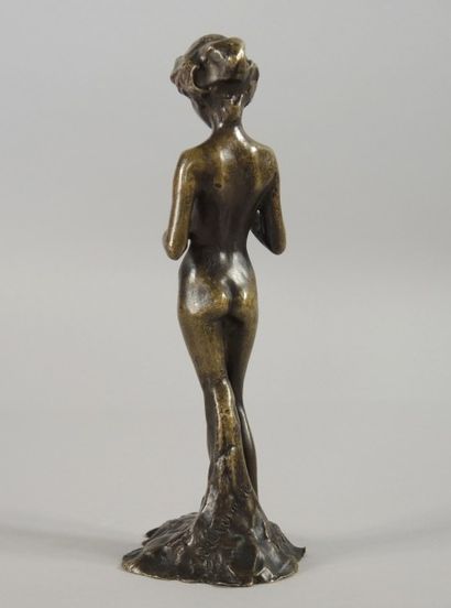 Agnès DE FRUMERIE (1869-1937) "Jeune fille nue lisant"

Bronze à patine brune, signé...