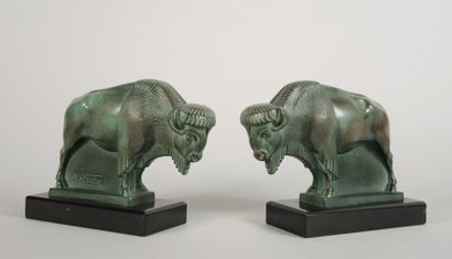 MAX LE VERRIER (1891-1973) "Buffles"

Paire de serre-livres en bronze à patine verte

Signé,...