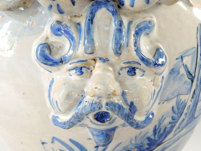 SAVONE Italie - XVIIIe Vase de forme balustre à deux anses en enroulement et tête...