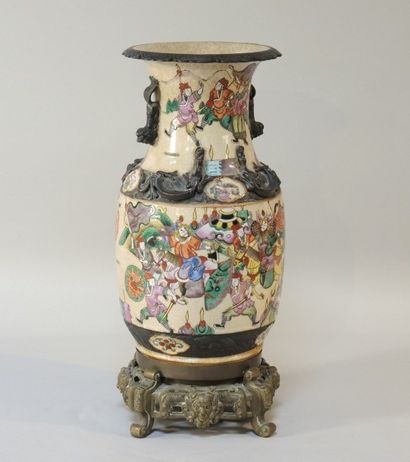 CHINE Vase en céramique émaillée à riche décor polychrome de scènes de batailles,...