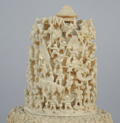 CHINE, Canton - Fin XIXe siècle Vase couvert en ivoire sculpté à décor des cents...