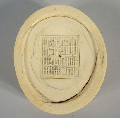 CHINE, Canton - Fin XIXe siècle Vase couvert en ivoire sculpté à décor des cents...