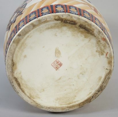 CHINE Importante potiche couverte en porcelaine à décor polychrome de type IMARI...