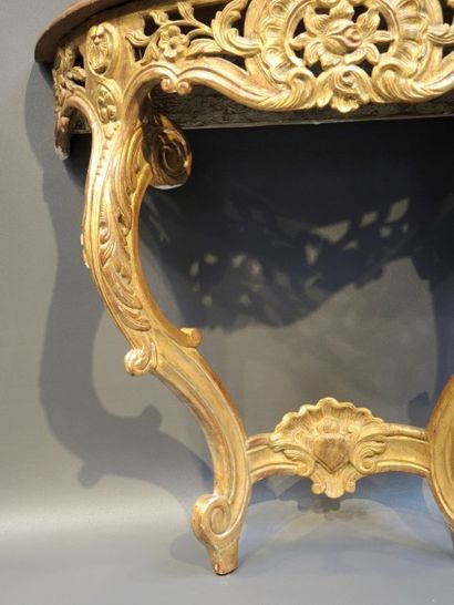 CONSOLE LOUIS XV Belle console en bois doré et sculpté

La ceinture ajourée, pieds...