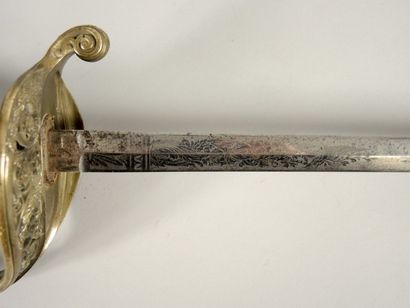 SABRE D'OFFICIER - 1855 Sabre d'officier d'infanterie modèle 1855.
Poignée en corne...