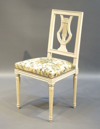 CHAISE A DOSSIER LYRE Chaise en bois laqué crème de style Louis XVI à dossier lyre

Pieds...