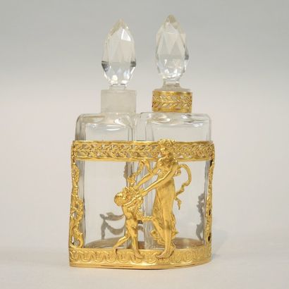 OBJETS DE VITRINE Deux flacons en cristal dans une monture en métal doré à décor...