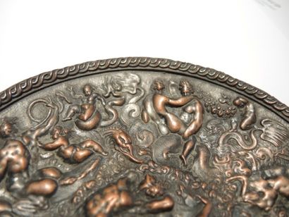 COUPE Coupe en cuivre ciselé à décor de personnages mythologiques

Diamètre 15 cm...