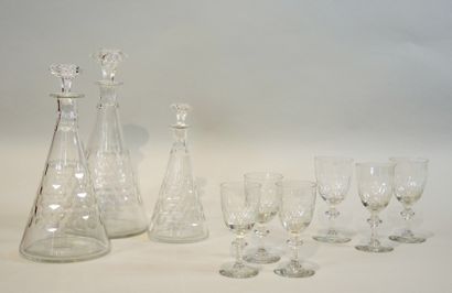 BACCARAT Service de verres à pied en cristal de Baccarat comprenant 12 verres à vin,...