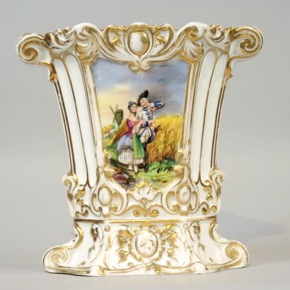PORCELAINE DE PARIS Vase d'église en porcelaine à décor d'une scène polychrome galante...