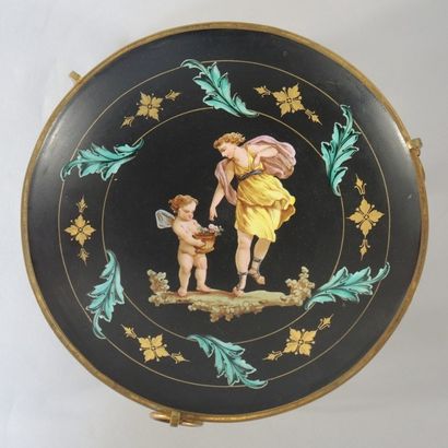 COUPE VERS 1880 Coupe en porcelaine de Limoges à décor de personnages mythologiques

Monture...