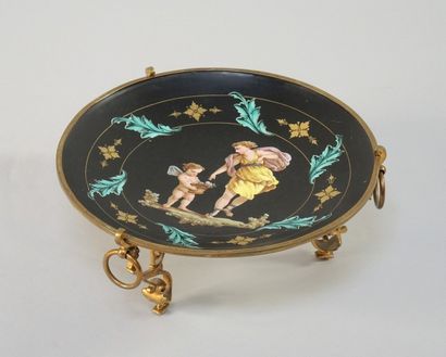 COUPE VERS 1880 Coupe en porcelaine de Limoges à décor de personnages mythologiques

Monture...