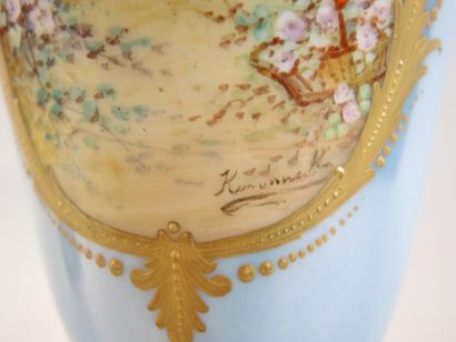 PAIRE DE VASES MONTES SUR BRONZE Paire de vases en porcelaine à décor émaillé de...