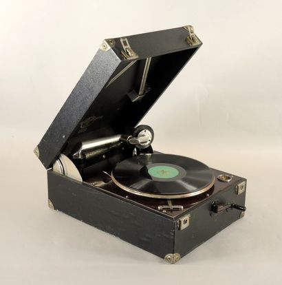 GRAMOPHONE Gramophone portatif COLUMBIA, fabrication anglaise
Bon état général, testé
On...
