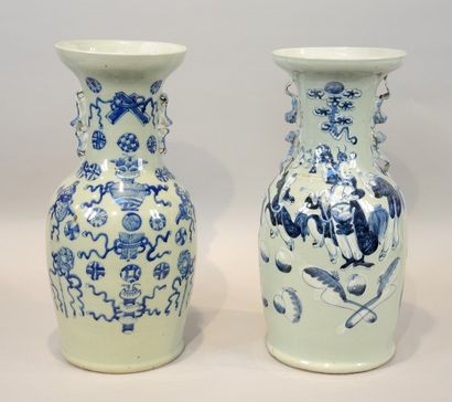 PAIRE DE VASES CHINE Deux vases en céramique émaillée à décor de personnages ou d'objets...