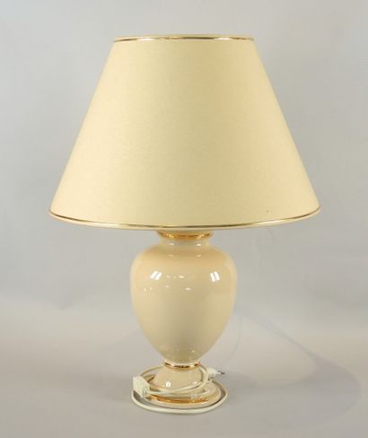 Lampe Lampe en céramique émaillée à décor d'un liseré doré


Hauteur totale : 60...