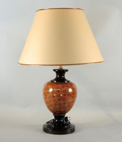 Lampe Lampe en céramique émaillée à décor brun de motifs géométriques


Huteur totale...