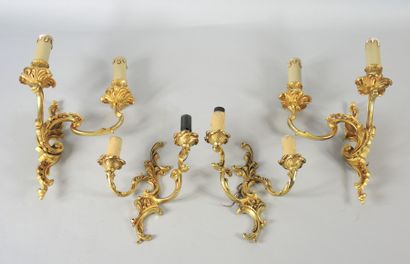 Luminaires Paire d'appliques en métal doré de style Louis XV. 


On joint une lampe...