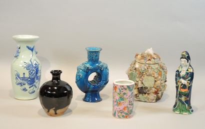 LOT VASES & DIVERS Lot comprenant 5 vases dans le goût chinois, une lampe à décor...