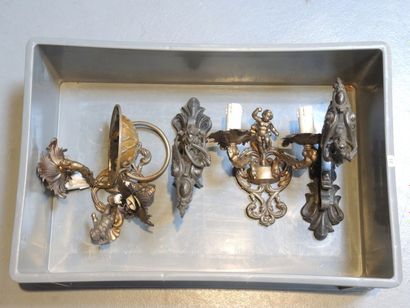 LOT LUMINAIRES Lot de deux paires d'appliques en métal ou bronze à décor d'angelot


On...