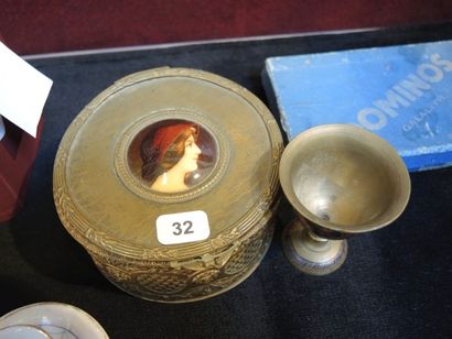 BIBELOTS DIVERS Boite ronde en métal estampé doré à décor d'un profil de femme dans...
