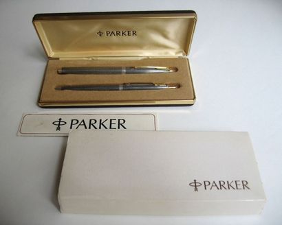 PARKER Parure comprenant un stylo plume et un stylo bille en argent quadrillé et...