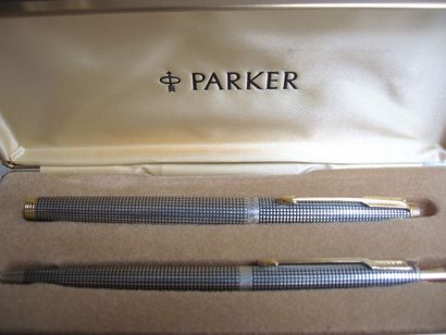PARKER Parure comprenant un stylo plume et un stylo bille en argent quadrillé et...