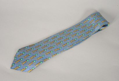 HERMES Paris Cravate en soie imprimée à motif de femme portant une jarre sur la tête...