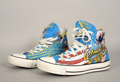 CONVERSE ALL STAR Paire de all star en toile imprimée "Wonder woman". Etat neuf.
Taille...