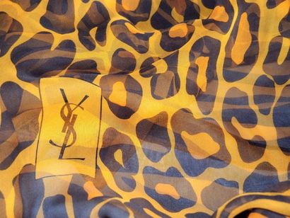 Yves Saint LAURENT Carré en mousseline de soie imprimée panthère à dominante orange,...