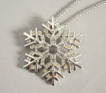 SWAROVSKI Pendentif figurant une étoile de neige en métal argenté rehaussé de strass...