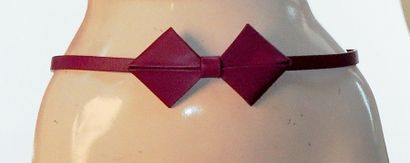 SANDRO Fine ceinture en cuir rouge agrémentée d’un noeud papillon stylisé, boucle...