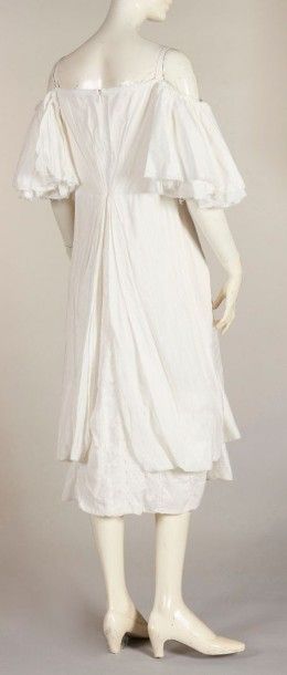 Atsuro TAYAMA Robe en coton blanc partiellement façonné et appliqué de galons en...