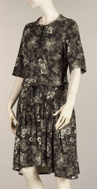 KENZO Jap, circa 1978 Robe en épaisse toile de coton réglisse imprimée d'un motif...