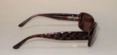 CHANEL Paire de lunettes de soleil en bakélite translucide chocolat, branches matelassées,...