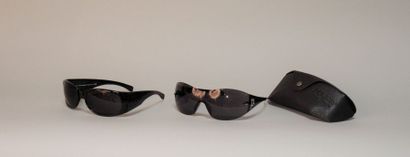 Police, Dolce & Gabbana Deux paires de lunettes de soleil en bakélite noir, la première...